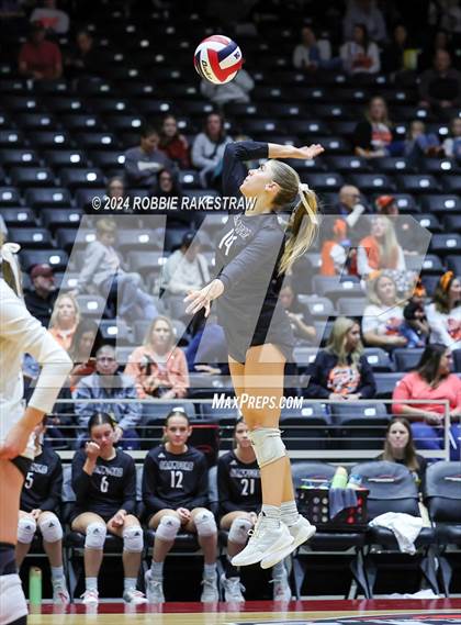 Thumbnail 2 in Iola vs. Crawford (UIL 2A Volleyball Division II Final) photogallery.