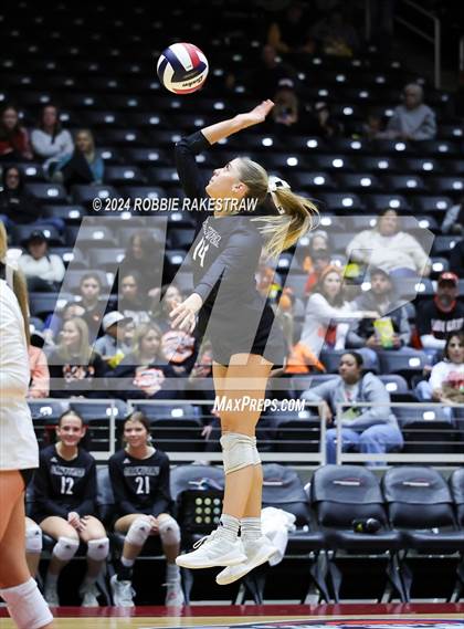 Thumbnail 2 in Iola vs. Crawford (UIL 2A Volleyball Division II Final) photogallery.