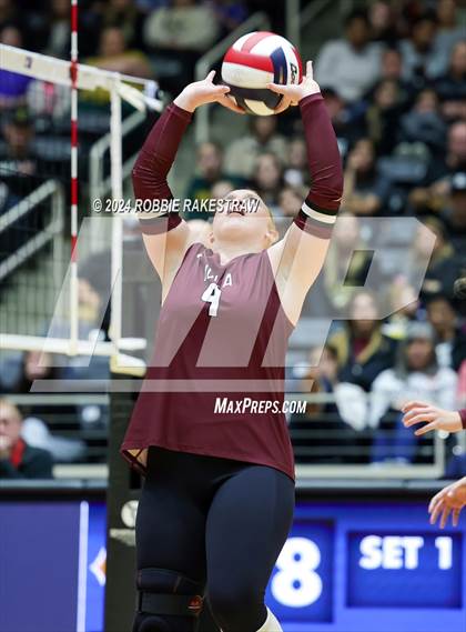 Thumbnail 2 in Iola vs. Crawford (UIL 2A Volleyball Division II Final) photogallery.