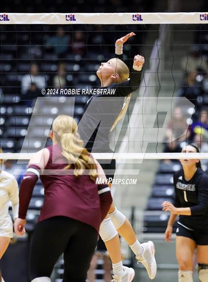 Thumbnail 2 in Iola vs. Crawford (UIL 2A Volleyball Division II Final) photogallery.