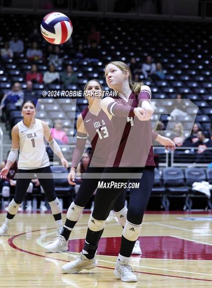 Thumbnail 1 in Iola vs. Crawford (UIL 2A Volleyball Division II Final) photogallery.