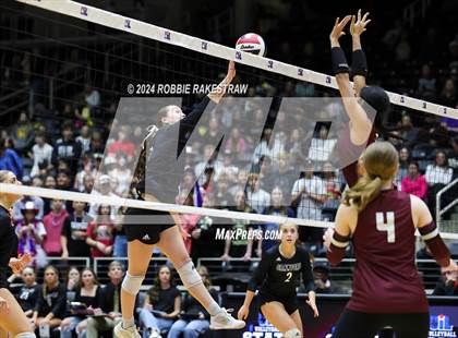 Thumbnail 1 in Iola vs. Crawford (UIL 2A Volleyball Division II Final) photogallery.