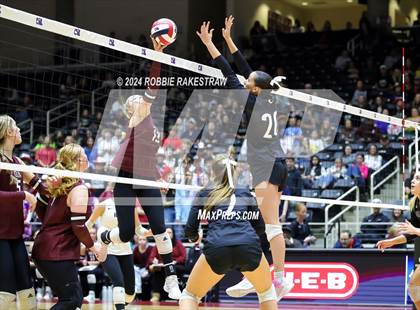 Thumbnail 2 in Iola vs. Crawford (UIL 2A Volleyball Division II Final) photogallery.