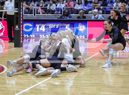 Thumbnail 2 in Iola vs. Crawford (UIL 2A Volleyball Division II Final) photogallery.