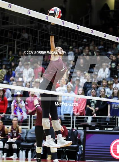 Thumbnail 2 in Iola vs. Crawford (UIL 2A Volleyball Division II Final) photogallery.