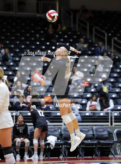 Thumbnail 3 in Iola vs. Crawford (UIL 2A Volleyball Division II Final) photogallery.