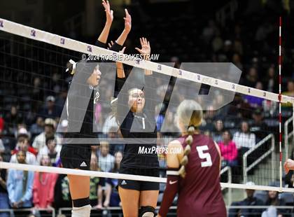 Thumbnail 3 in Iola vs. Crawford (UIL 2A Volleyball Division II Final) photogallery.