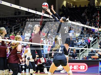 Thumbnail 3 in Iola vs. Crawford (UIL 2A Volleyball Division II Final) photogallery.