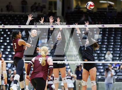Thumbnail 3 in Iola vs. Crawford (UIL 2A Volleyball Division II Final) photogallery.