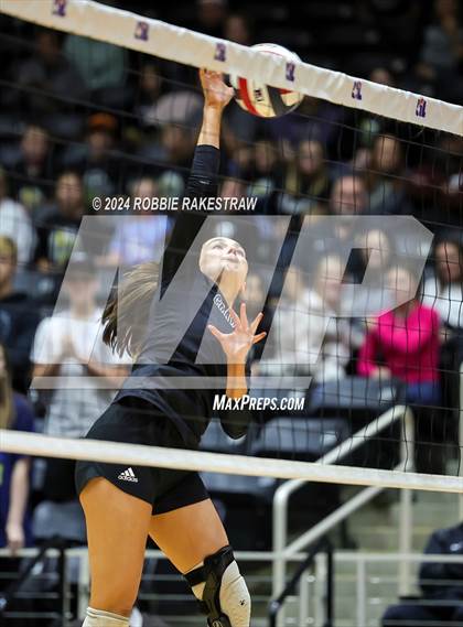 Thumbnail 2 in Iola vs. Crawford (UIL 2A Volleyball Division II Final) photogallery.