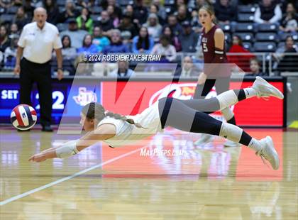 Thumbnail 2 in Iola vs. Crawford (UIL 2A Volleyball Division II Final) photogallery.
