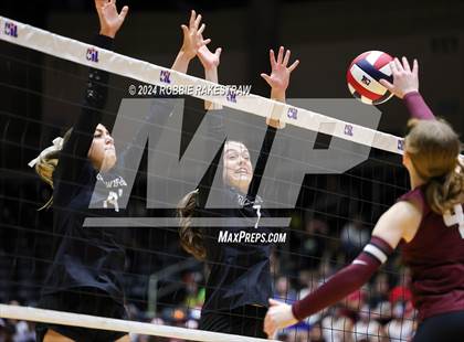 Thumbnail 2 in Iola vs. Crawford (UIL 2A Volleyball Division II Final) photogallery.