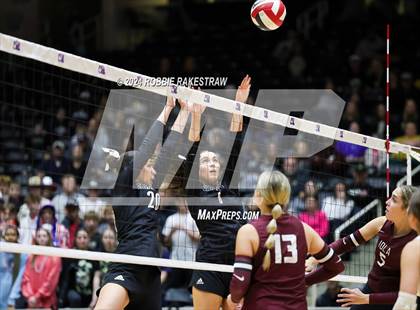 Thumbnail 3 in Iola vs. Crawford (UIL 2A Volleyball Division II Final) photogallery.