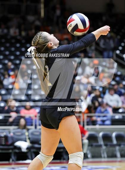 Thumbnail 3 in Iola vs. Crawford (UIL 2A Volleyball Division II Final) photogallery.