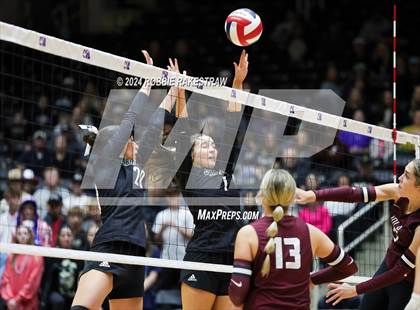 Thumbnail 2 in Iola vs. Crawford (UIL 2A Volleyball Division II Final) photogallery.