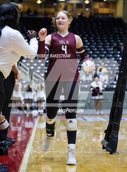 Thumbnail 1 in Iola vs. Crawford (UIL 2A Volleyball Division II Final) photogallery.