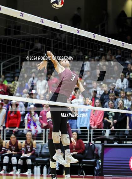 Thumbnail 1 in Iola vs. Crawford (UIL 2A Volleyball Division II Final) photogallery.