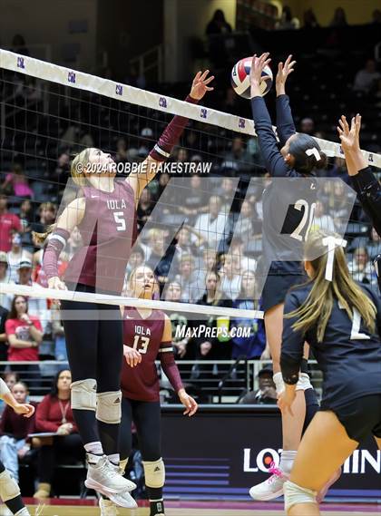 Thumbnail 1 in Iola vs. Crawford (UIL 2A Volleyball Division II Final) photogallery.