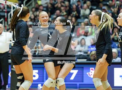 Thumbnail 2 in Iola vs. Crawford (UIL 2A Volleyball Division II Final) photogallery.