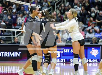 Thumbnail 1 in Iola vs. Crawford (UIL 2A Volleyball Division II Final) photogallery.