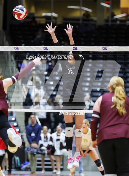 Thumbnail 1 in Iola vs. Crawford (UIL 2A Volleyball Division II Final) photogallery.