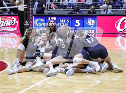 Thumbnail 3 in Iola vs. Crawford (UIL 2A Volleyball Division II Final) photogallery.