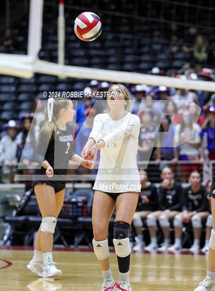 Thumbnail 2 in Iola vs. Crawford (UIL 2A Volleyball Division II Final) photogallery.