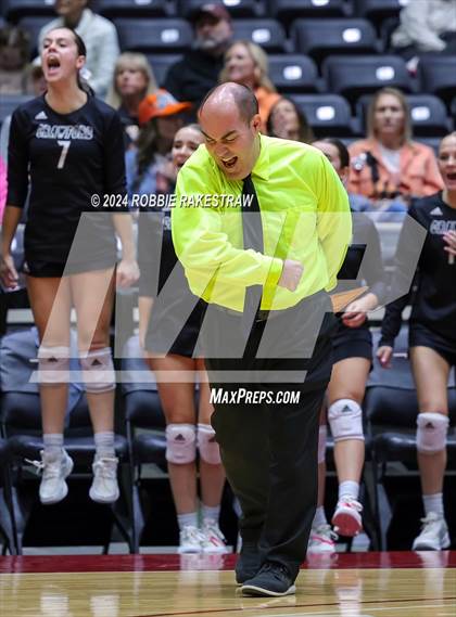 Thumbnail 1 in Iola vs. Crawford (UIL 2A Volleyball Division II Final) photogallery.