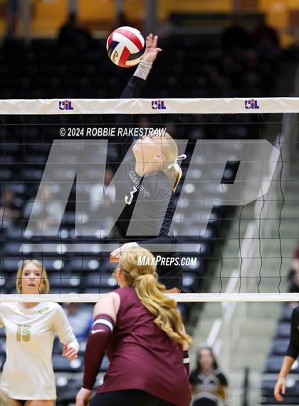 Thumbnail 3 in Iola vs. Crawford (UIL 2A Volleyball Division II Final) photogallery.