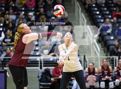 Thumbnail 3 in Iola vs. Crawford (UIL 2A Volleyball Division II Final) photogallery.