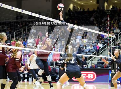 Thumbnail 1 in Iola vs. Crawford (UIL 2A Volleyball Division II Final) photogallery.