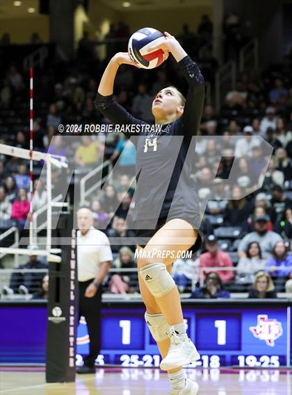 Thumbnail 3 in Iola vs. Crawford (UIL 2A Volleyball Division II Final) photogallery.