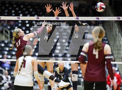 Thumbnail 3 in Iola vs. Crawford (UIL 2A Volleyball Division II Final) photogallery.