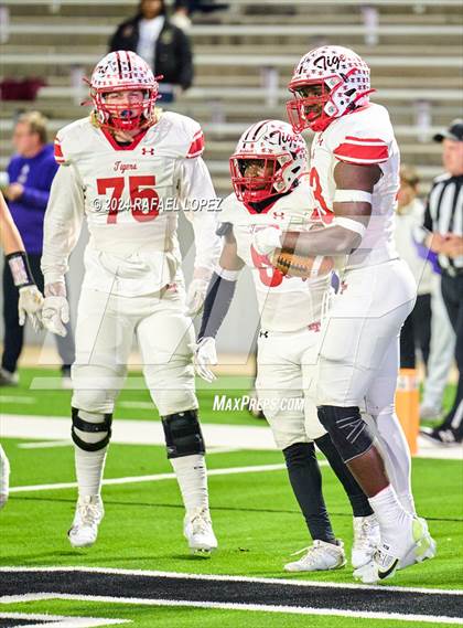 Thumbnail 1 in Shiner vs. Bremond (UIL 2A D2 Football Semifinal) photogallery.