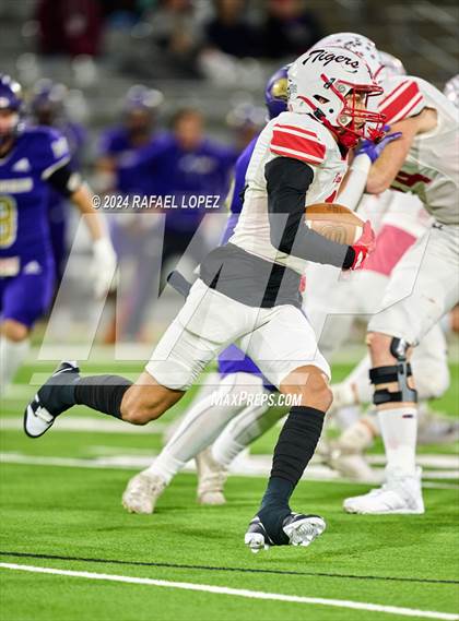 Thumbnail 1 in Shiner vs. Bremond (UIL 2A D2 Football Semifinal) photogallery.