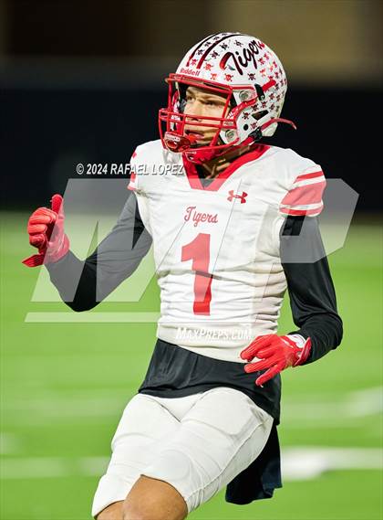 Thumbnail 1 in Shiner vs. Bremond (UIL 2A D2 Football Semifinal) photogallery.