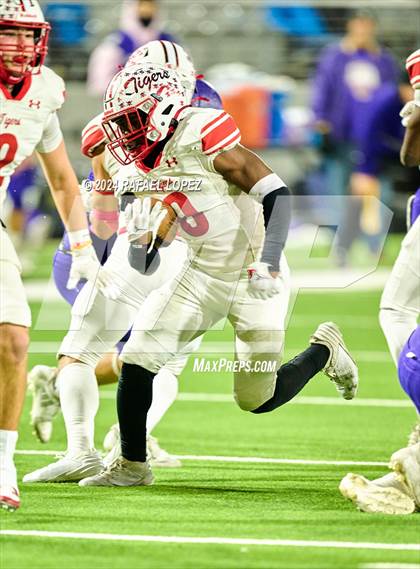 Thumbnail 1 in Shiner vs. Bremond (UIL 2A D2 Football Semifinal) photogallery.