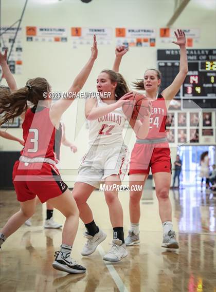 Thumbnail 2 in Liberty vs. Davenport photogallery.