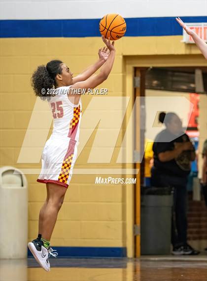 Thumbnail 2 in Durham Academy vs. Douglas Byrd photogallery.