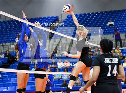 Thumbnail 3 in Jonesboro vs Marion (AHSAA 6A State Final) photogallery.