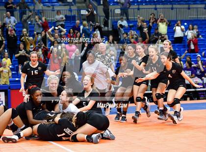 Thumbnail 3 in Jonesboro vs Marion (AHSAA 6A State Final) photogallery.