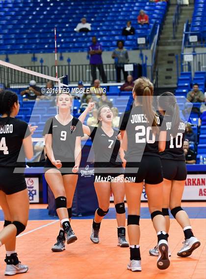 Thumbnail 2 in Jonesboro vs Marion (AHSAA 6A State Final) photogallery.