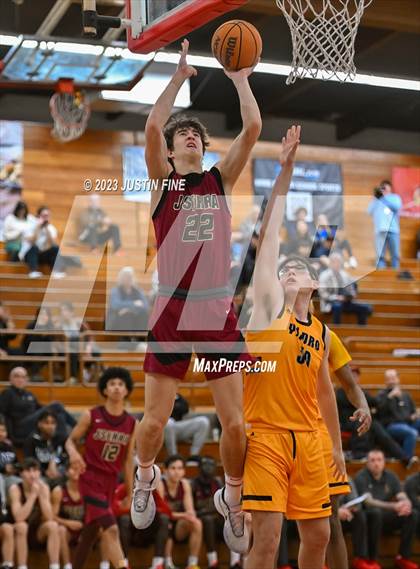 Thumbnail 2 in JSerra Catholic vs. San Ysidro (Torrey Pines Holiday Classic) photogallery.