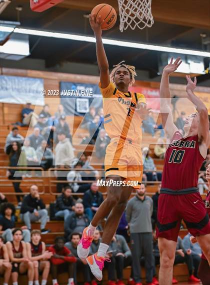Thumbnail 2 in JSerra Catholic vs. San Ysidro (Torrey Pines Holiday Classic) photogallery.