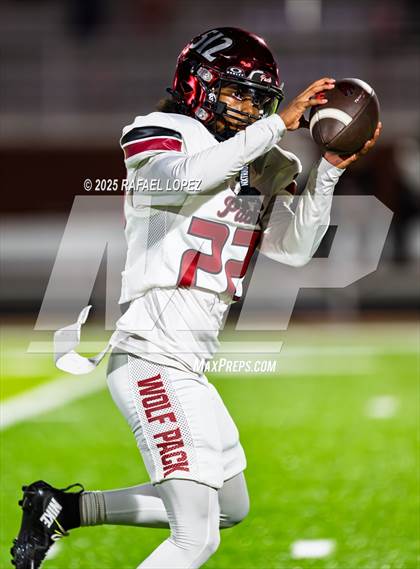 Thumbnail 2 in Weiss vs. La Porte (UIL 5A D1 Football Bi-District) photogallery.