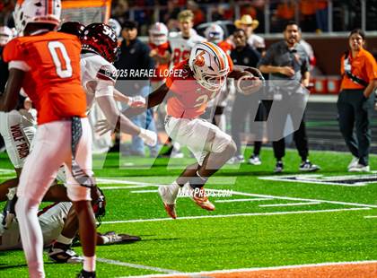 Thumbnail 1 in Weiss vs. La Porte (UIL 5A D1 Football Bi-District) photogallery.