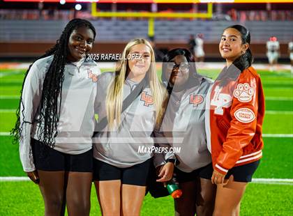 Thumbnail 2 in Weiss vs. La Porte (UIL 5A D1 Football Bi-District) photogallery.