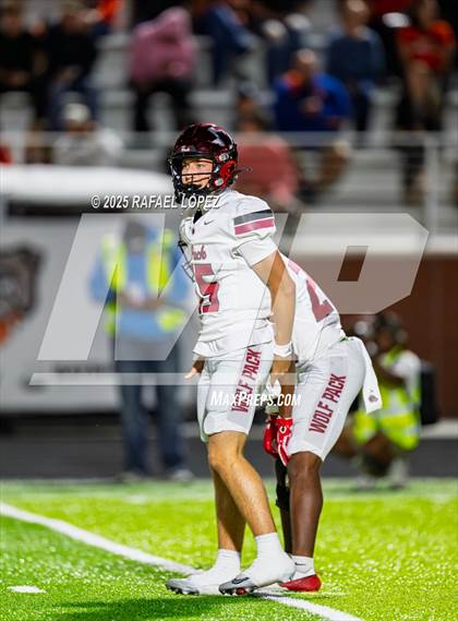 Thumbnail 2 in Weiss vs. La Porte (UIL 5A D1 Football Bi-District) photogallery.