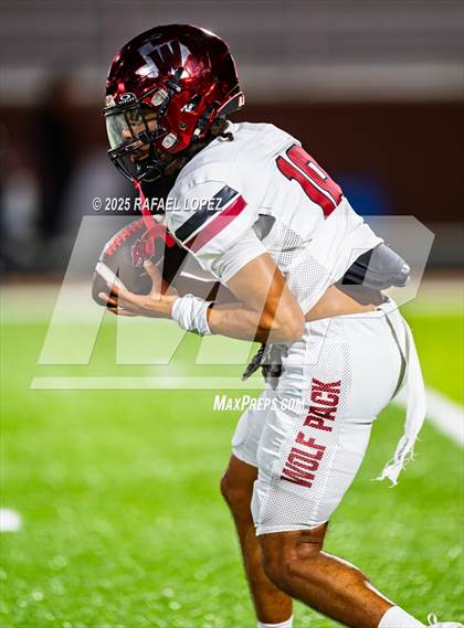 Thumbnail 2 in Weiss vs. La Porte (UIL 5A D1 Football Bi-District) photogallery.