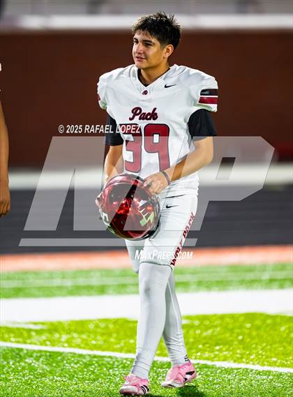 Thumbnail 3 in Weiss vs. La Porte (UIL 5A D1 Football Bi-District) photogallery.